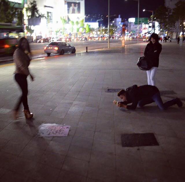 Инстаграм-бойфренды, или парни, которых девушки используют вместо селфи-палки Инстаграм-бойфренды, парни селфи-палки, парни фотографируют девушек Instagram