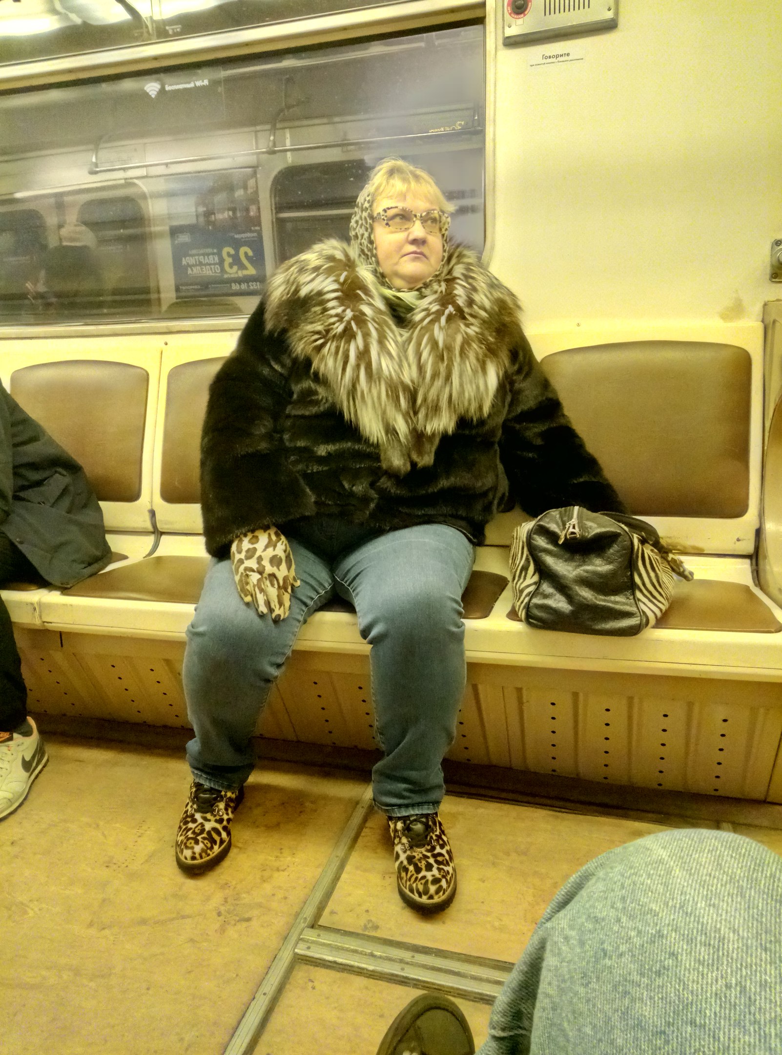 мода петербургского метро, мода метро, модники в транспорте, странные пассажиры метро 