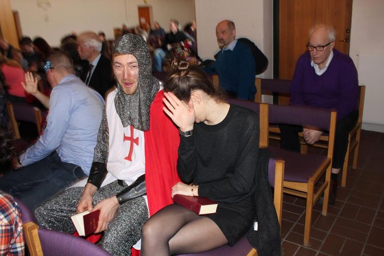 пришёл на крестины в костюме крестоносца, пришёл на праздник в костюме крестоносца