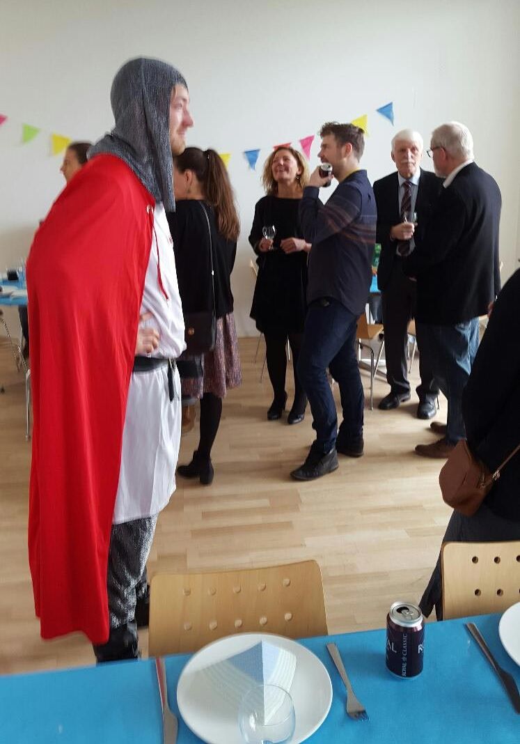 пришёл на крестины в костюме крестоносца, пришёл на праздник в костюме крестоносца