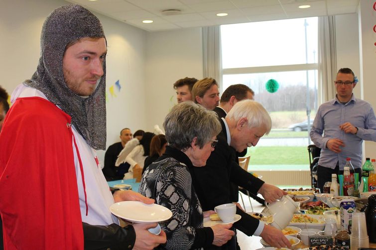 пришёл на крестины в костюме крестоносца, пришёл на праздник в костюме крестоносца