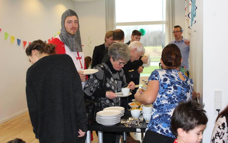 пришёл на крестины в костюме крестоносца, пришёл на праздник в костюме крестоносца