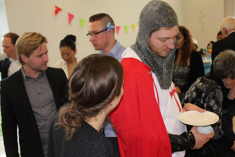 пришёл на крестины в костюме крестоносца, пришёл на праздник в костюме крестоносца