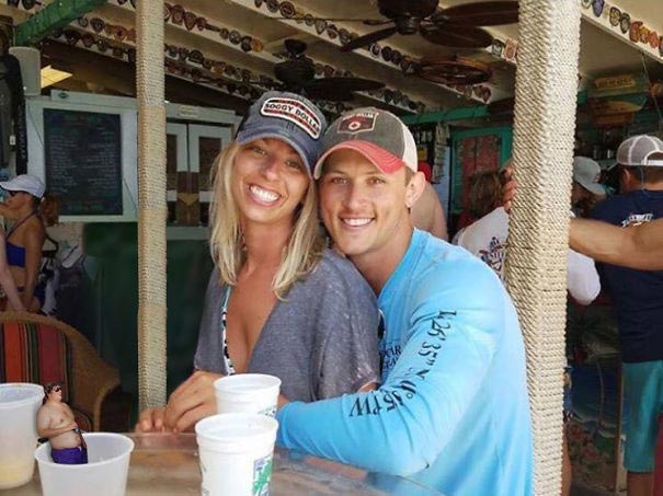 пара попросила убрать пузатого мужика с фото, пузатый мужик фотожабы