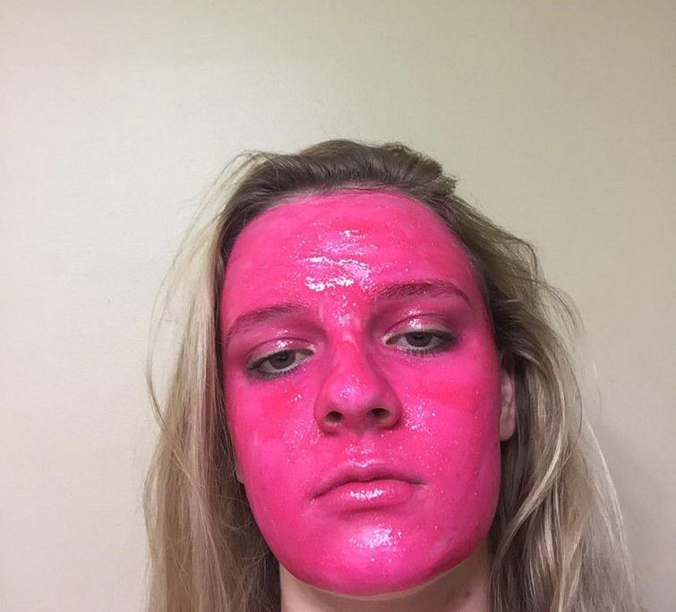 Девушка намазала лицо розовой намазала лицо розовой краской, розовая краска на лице, краска для лица, постерная краска
