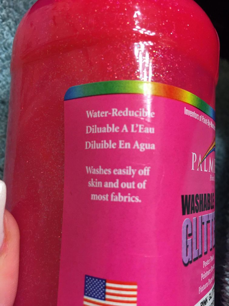 Девушка намазала лицо розовой намазала лицо розовой краской, розовая краска на лице, краска для лица, постерная краска