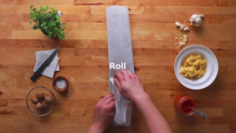 IKEA придумала плакаты для приготовления пищи, на которые реально нужно складывать продукты Cook this Page, Приготовь эту страницу, кулинарная книга IKEA, книга IKEA продукты на страницах