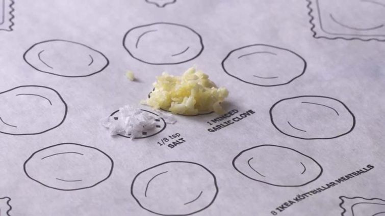 IKEA придумала плакаты для приготовления пищи, на которые реально нужно складывать продукты Cook this Page, Приготовь эту страницу, кулинарная книга IKEA, книга IKEA продукты на страницах