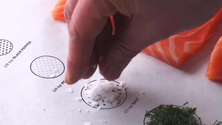 IKEA придумала плакаты для приготовления пищи, на которые реально нужно складывать продукты Cook this Page, Приготовь эту страницу, кулинарная книга IKEA, книга IKEA продукты на страницах