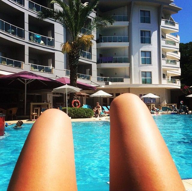 правда за фотографиями ног в стиле сосисок, фото бёдер в стиле сосисок, фотографии ног в сосисочном стиле