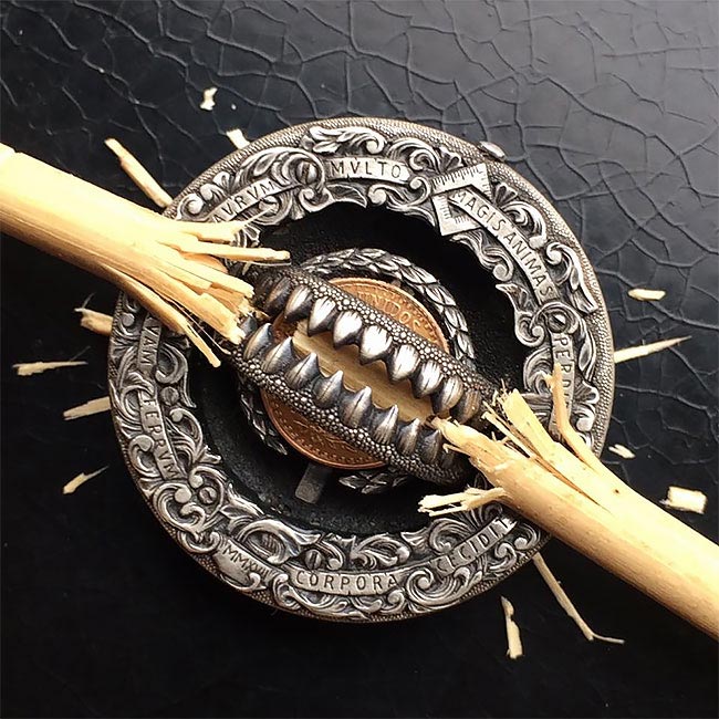 Российский умелец создал серебряный доллар-ловушку, который реально кусается доллар-ловушка, ловушка из доллара, доллар кусается, доллар с зубами