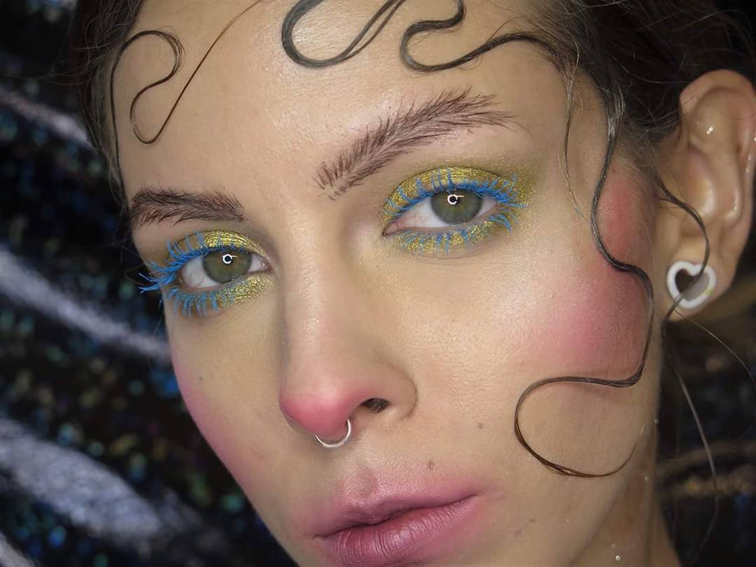 Брови в форме перьев, брови перья