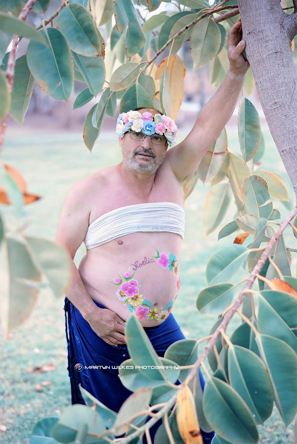 отец двоих детей в беременной фотосессии, отец двоих детей как беременная женщина