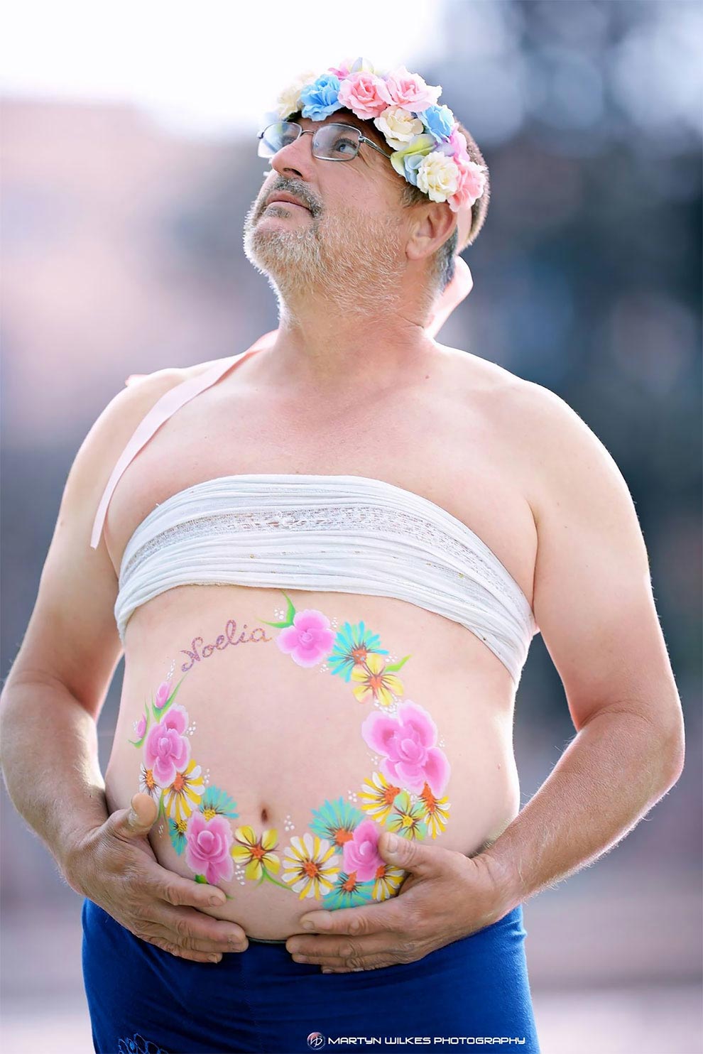 отец двоих детей в беременной фотосессии, отец двоих детей как беременная женщина