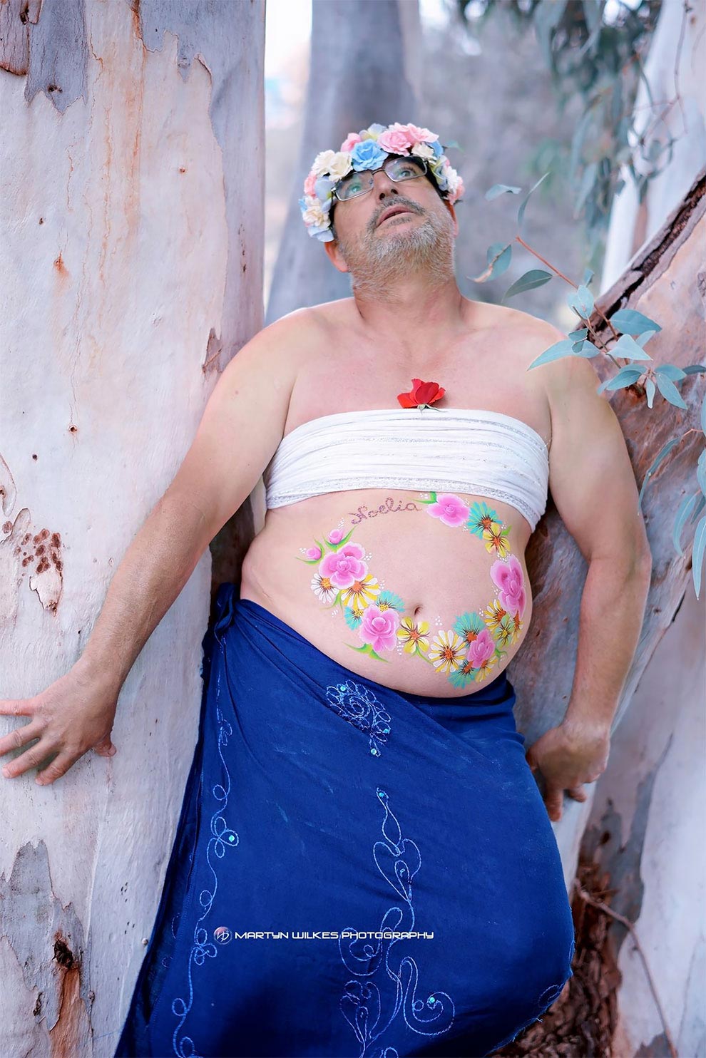 отец двоих детей в беременной фотосессии, отец двоих детей как беременная женщина