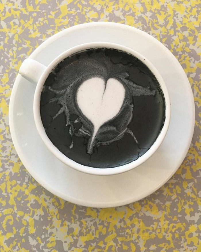 goth latte, готичное латте, латте с активированным углём