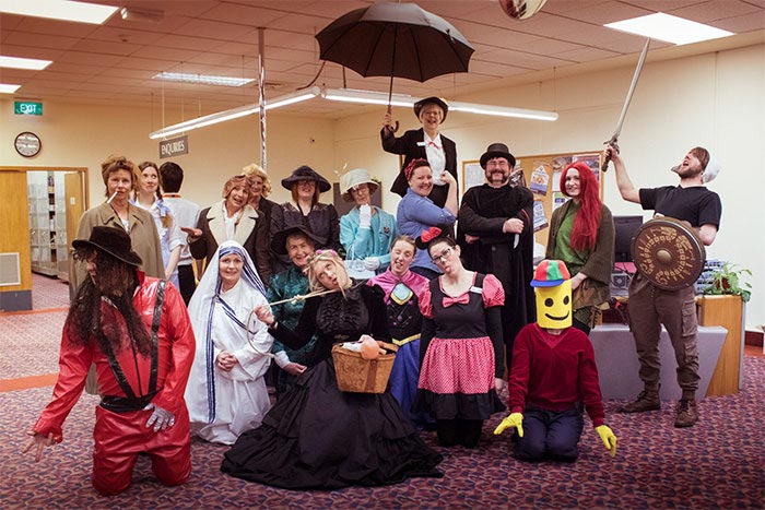 Библиотекари воссоздали фото семейства Кардашьян, и у них получилось даже лучше библиотекари Кардашьян, библиотекари воссоздали фото кардашьян, семейство кардашьян