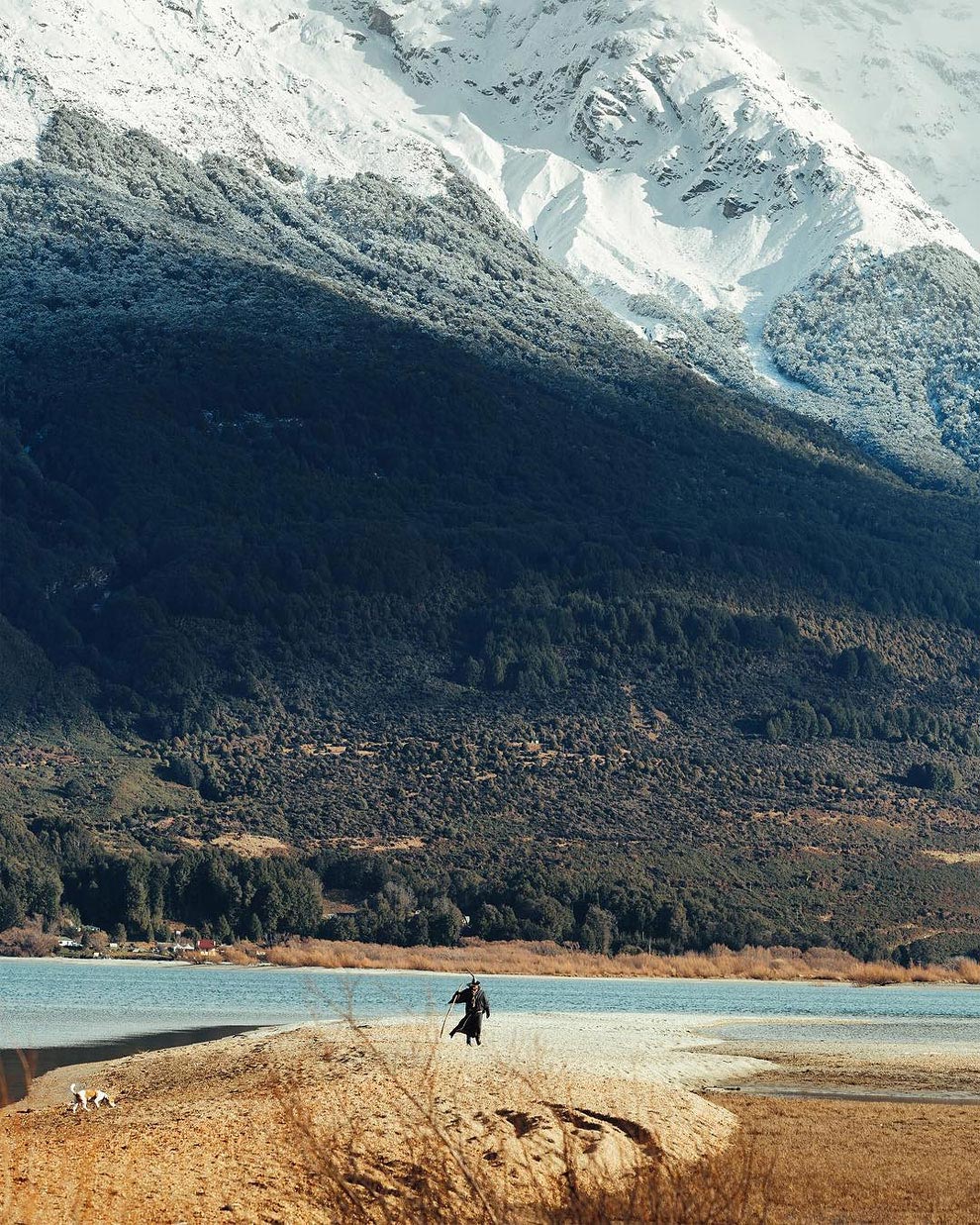 Гэндальф покажет или фантастическая красота Новой Зеландии в стиле «Властелина колец» Гэндальф покажет, красота Новой Зеландии Гэндальф, путешественник в костюме Гэндальфа
