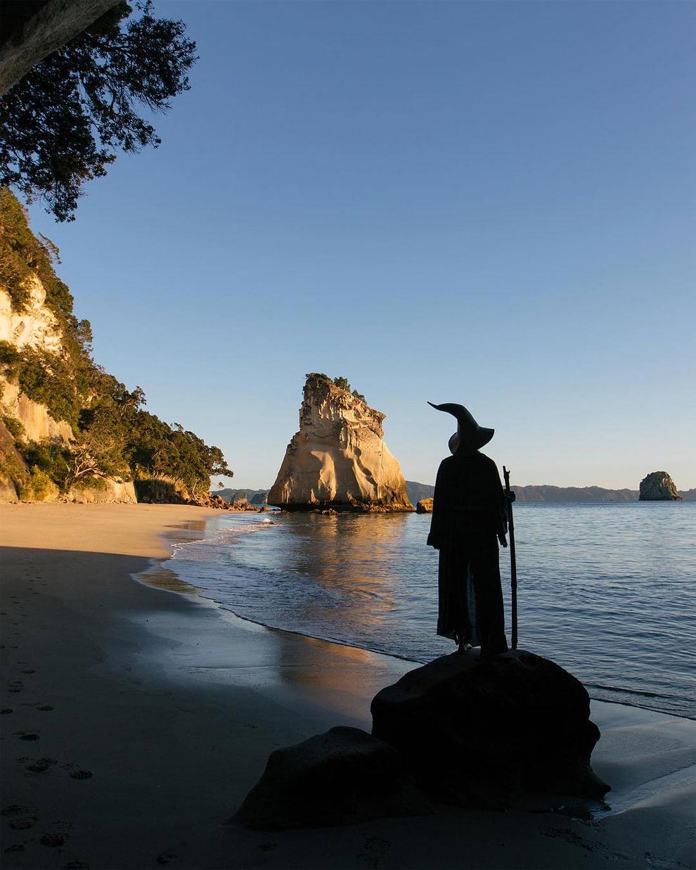 Гэндальф покажет или фантастическая красота Новой Зеландии в стиле «Властелина колец» Гэндальф покажет, красота Новой Зеландии Гэндальф, путешественник в костюме Гэндальфа