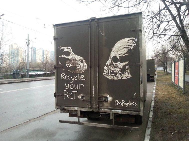 Никита Голубев, рисует из автомобильной грязи, рисунки на грязных автомобилях