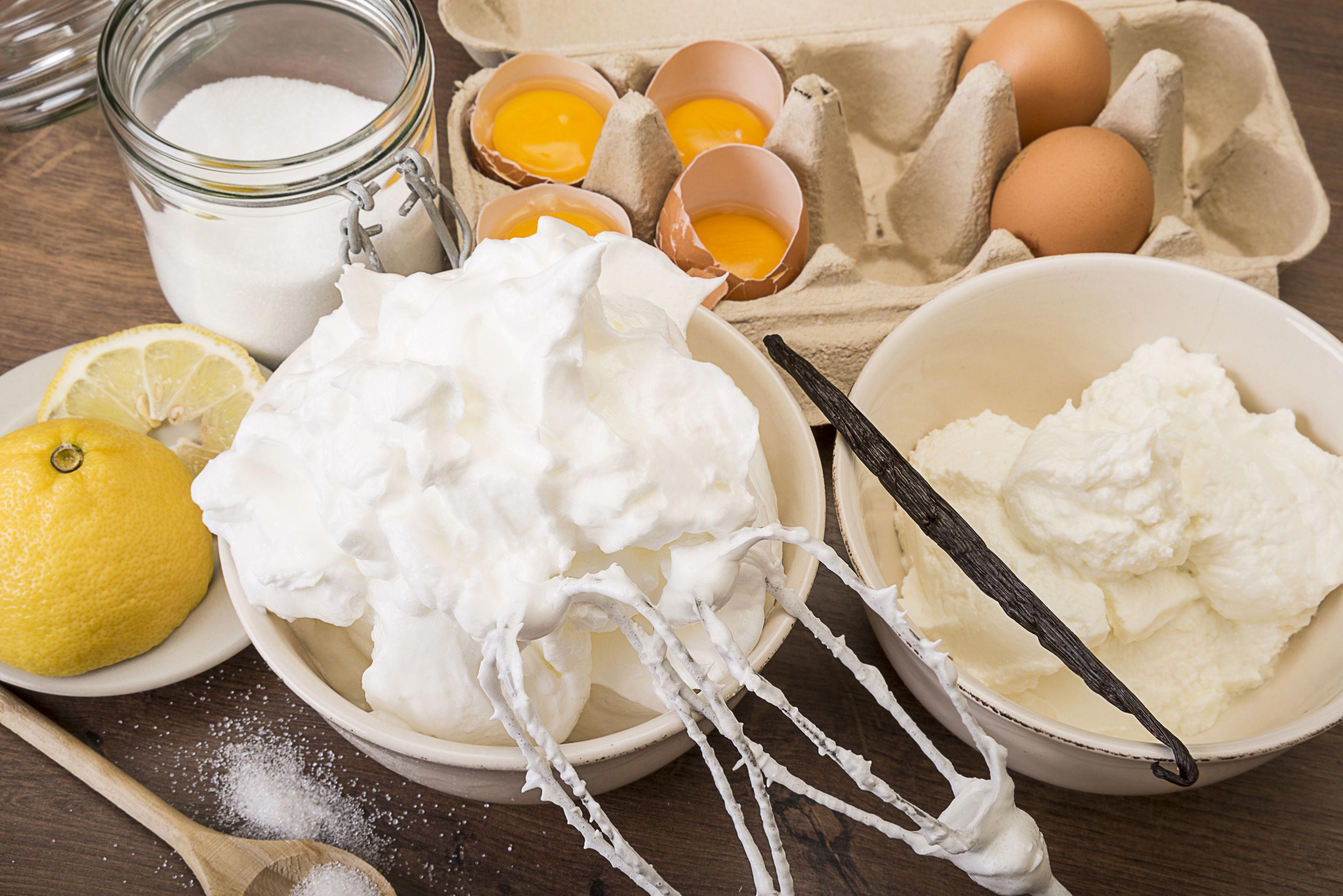 Тест приготовление кремов. Взбитые яичные белки. Ингредиенты для десертов. Ингредиенты для приготовления безе. Крем из яичного белка.