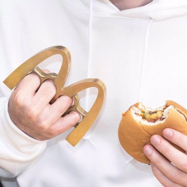 логотипы брендов оружие, превратил логотипы брендов в оружие, Том Галле, Tom Galle