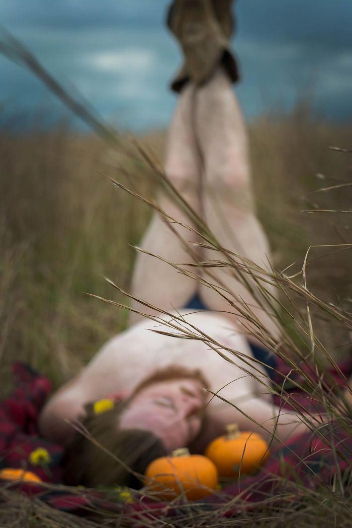 Муж устроил смешную эpoтическую фотосессию, муж устроил фотосессию с тыквами, Гейла Томпсон и ее муж Райан 