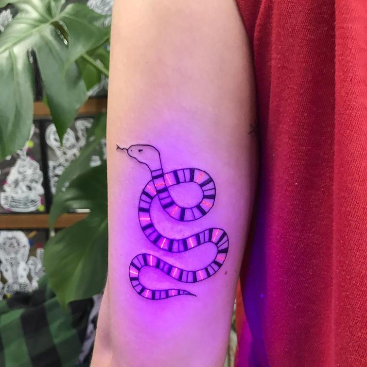 уф тату, ультрафиолетовые татуировки, флуоресцентные татуировки, татуировки светящиеся в темноте