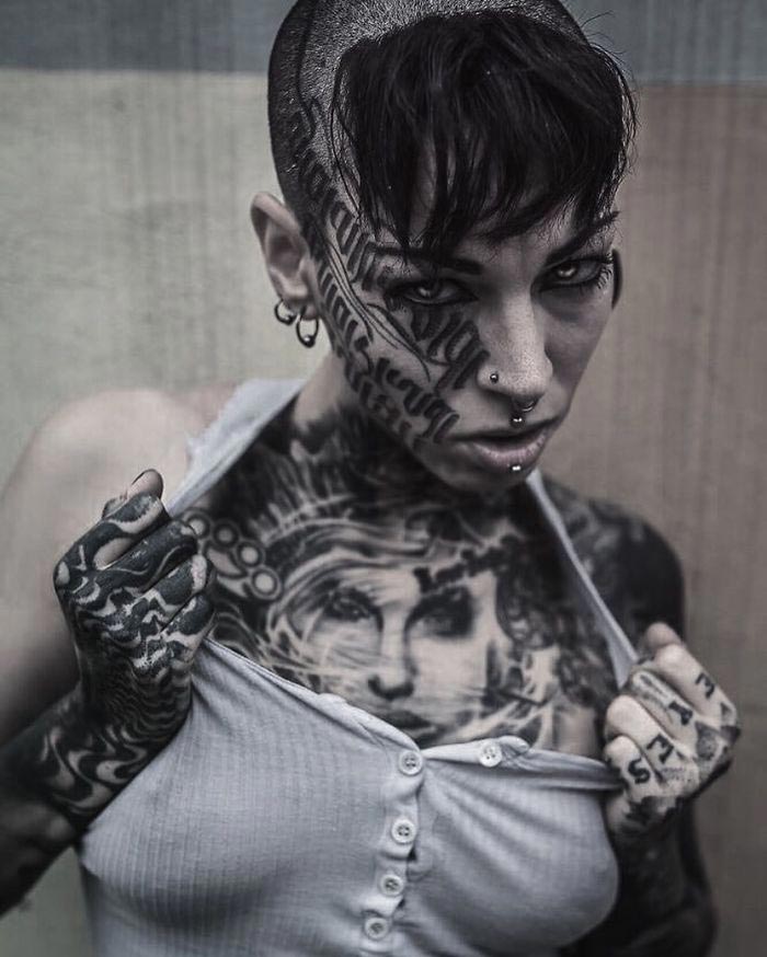 Татуировщица покрыла своё тело чёрным цветом, Белль Атрикс, Belle Atrix