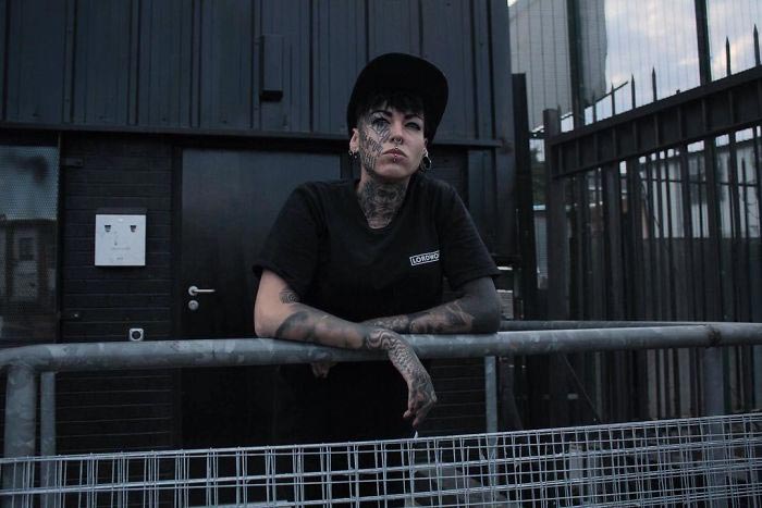 Татуировщица покрыла своё тело чёрным цветом, Белль Атрикс, Belle Atrix