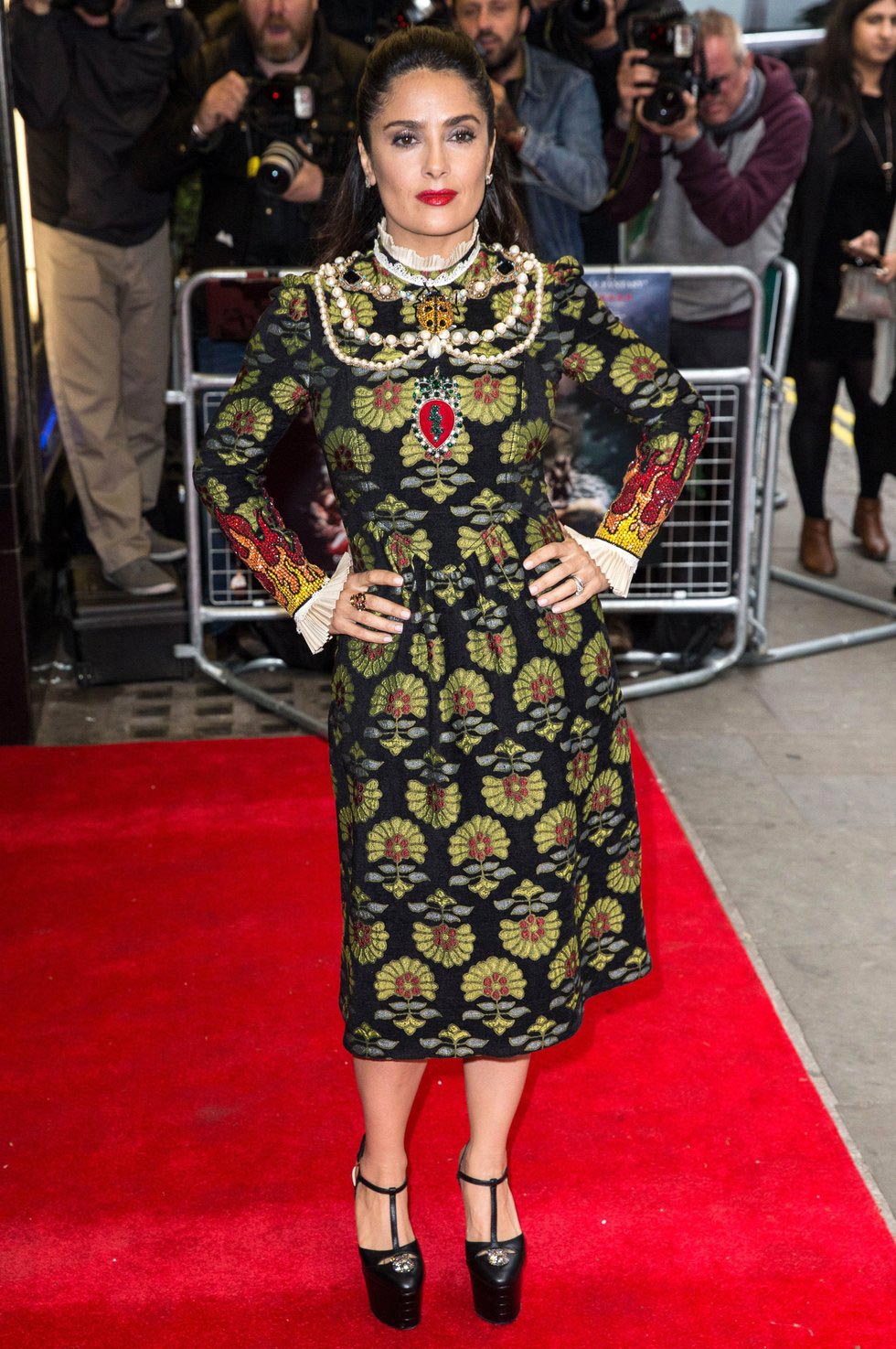 странные образы Сальмы Хайек, безвкусные наряды Сальмы хайек