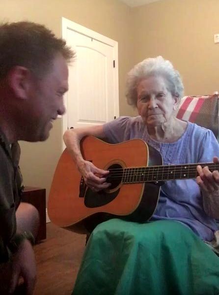 песня женщины болезнь Альцгеймера, мама вспоминает сына когда поёт, больная женщина вспоминает сына поют вместе