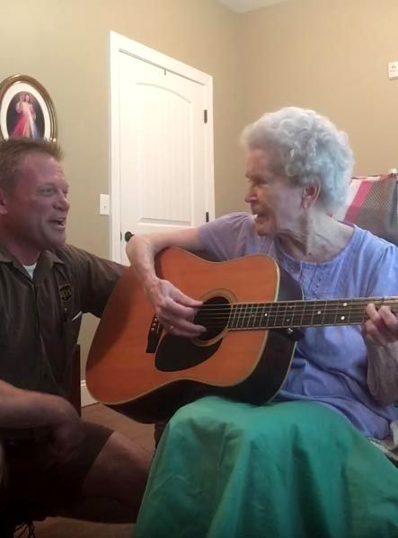 песня женщины болезнь Альцгеймера, мама вспоминает сына когда поёт, больная женщина вспоминает сына поют вместе