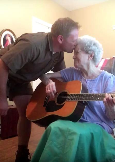 песня женщины болезнь Альцгеймера, мама вспоминает сына когда поёт, больная женщина вспоминает сына поют вместе