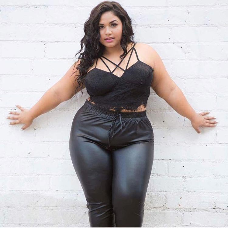 Модель размера плюс воссоздала фотографии Ким Кардашьян, доказав, что все девушки красивы Диана Сирокай, Diana Sirokai, воссоздала фотосессию ким кардашьян, повторила фотосессию ким кардашьян