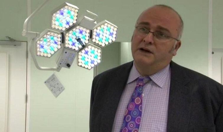 хирург Саймон Брэмхолл, хирург выжег инициалы на печени, хирург выжигал инициалы на печени, врач выжег инициалы на печени