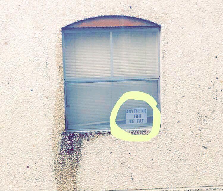 хитрая идея, способ получить что хочется, ленивые студентки, студентки вывесили табличку