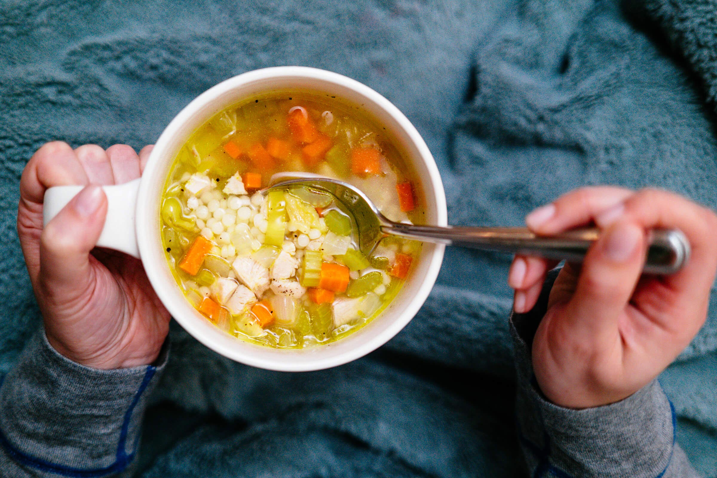 Грипп еда. Супчики для больных. Питание супы. Суп на курином бульоне. Суп от простуды.