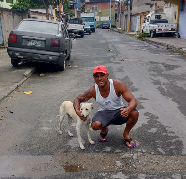 Собака помочилась на спину парня, Хайнце Санчес