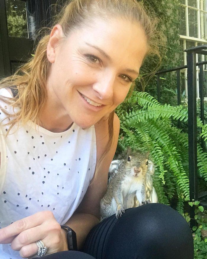  8 лет эта белка приходит к людям которые её спасли, Белка Белла