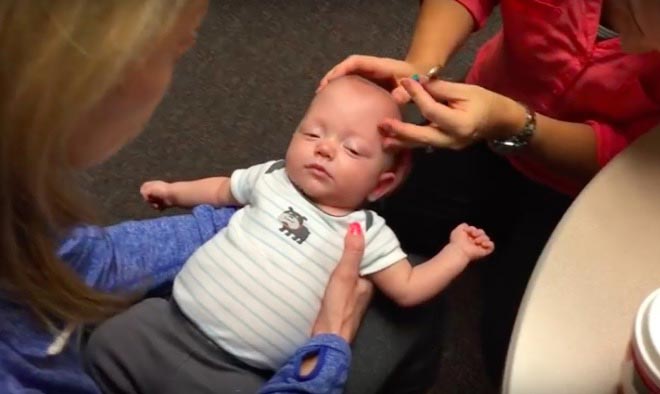 Бесценная реакция глухого ребёнка, впервые услышавшего голос своей матери реакция глухого ребёнка, глухой ребёнок услышал впервые, ребенок впервые услышал голос матери