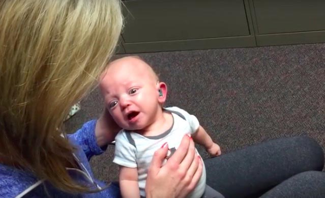 Бесценная реакция глухого ребёнка, впервые услышавшего голос своей матери реакция глухого ребёнка, глухой ребёнок услышал впервые, ребенок впервые услышал голос матери