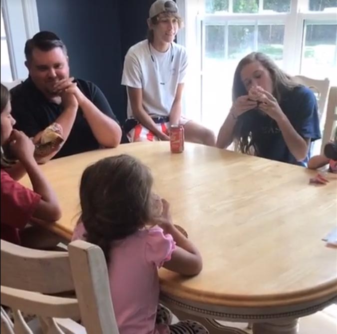 Реакция этого папы, когда он узнал пол своего пятого ребёнка, рассмешит вас до слёз Реакция узнал пол пятого ребёнка, узнал пол пятого ребёнка, папа узнал пол ребёнка