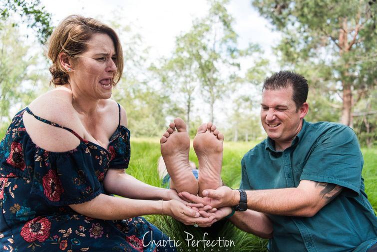 Эти муж и жена устроили новорожденную фотосессию.. с 21-летним сыном! новорожденная фотосессия, новорожденная фотосессия с 21-летним сыном, новорожденная фотосессия фото