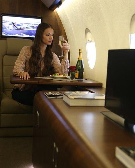 В Москве можно арендовать частный самолет, чтобы просто сфотографироваться для Instagram Private Jet Studio, фотосессия на борту самолёта, фотосессия на борту личного самолёта, личный самолёт в москве