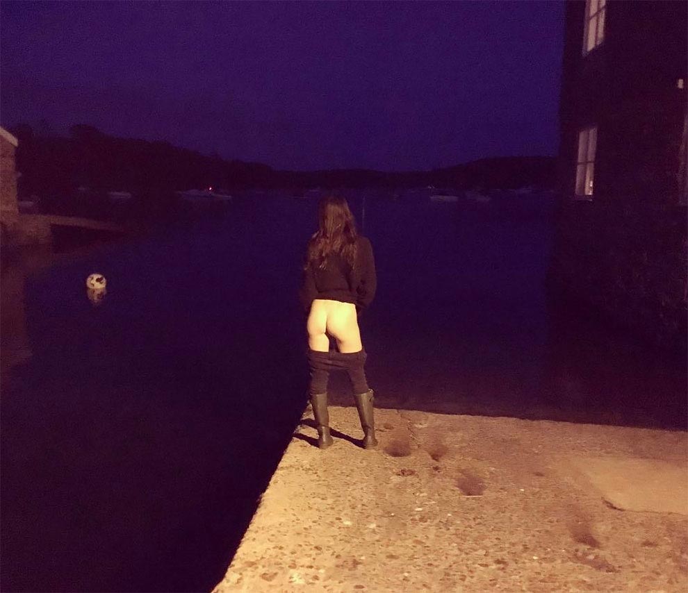 туристы фотографируют свои задницы, туристы фотографируют задницы на фоне природы