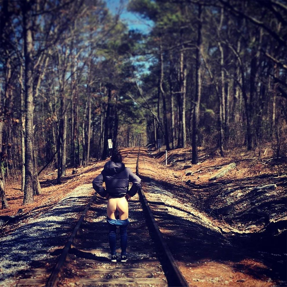 туристы фотографируют свои задницы, туристы фотографируют задницы на фоне природы