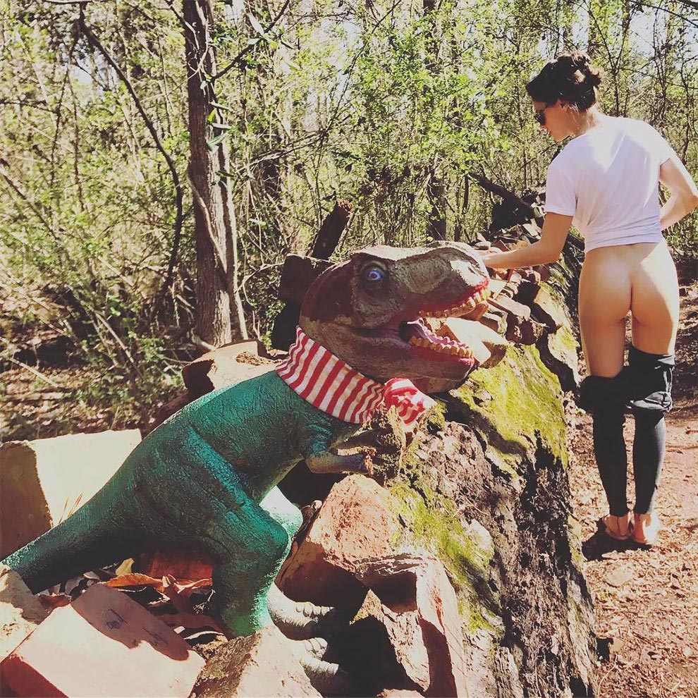 туристы фотографируют свои задницы, туристы фотографируют задницы на фоне природы