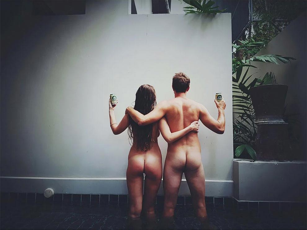 туристы фотографируют свои задницы, туристы фотографируют задницы на фоне природы