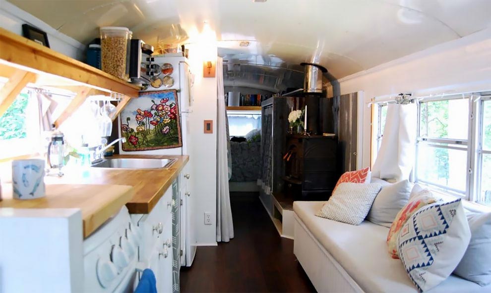 дом на колесах из школьного автобуса, превратили школьный автобус в дом на колесах